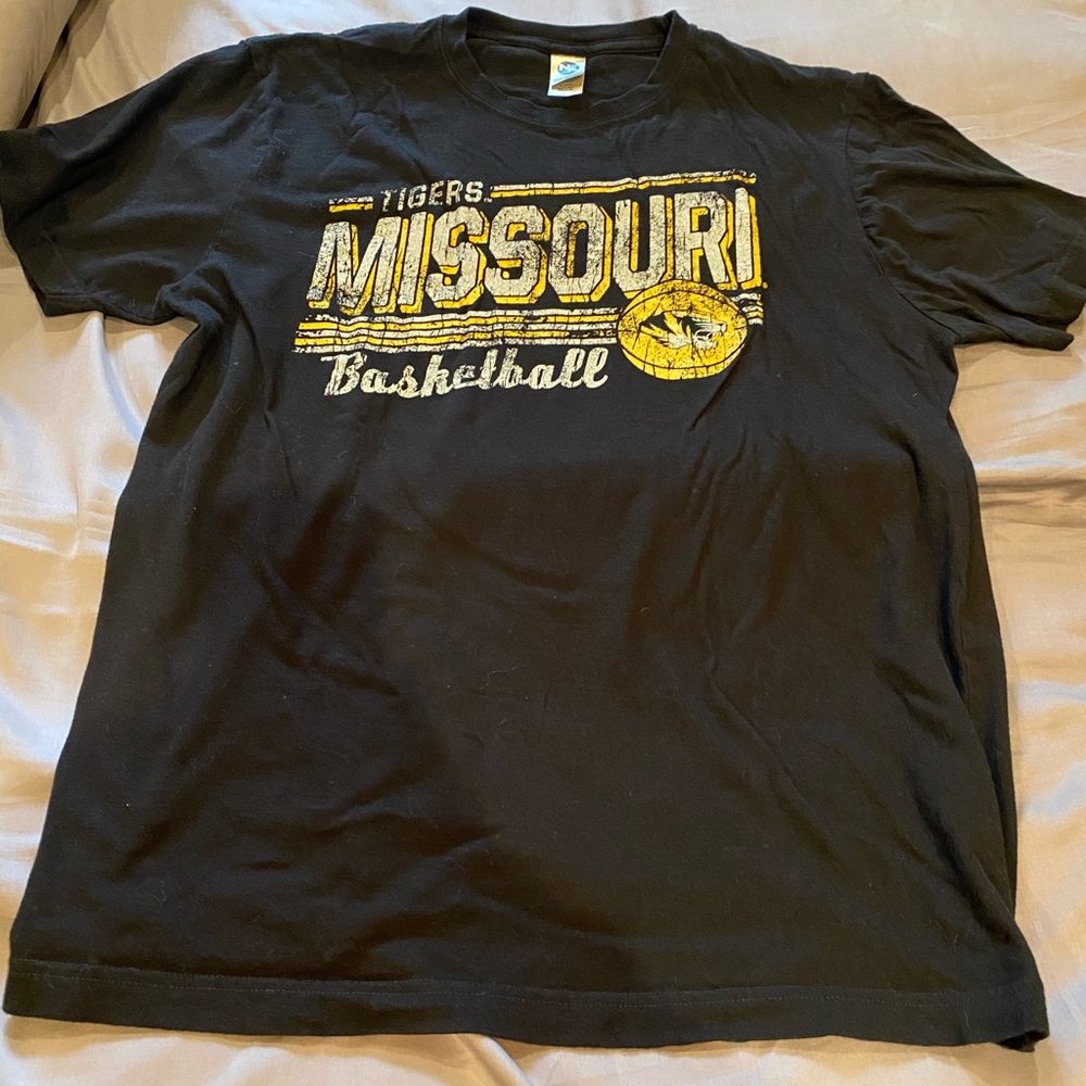 Vintage looking Mizzou men’s basketball tee